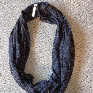 Lululemon snap scarf